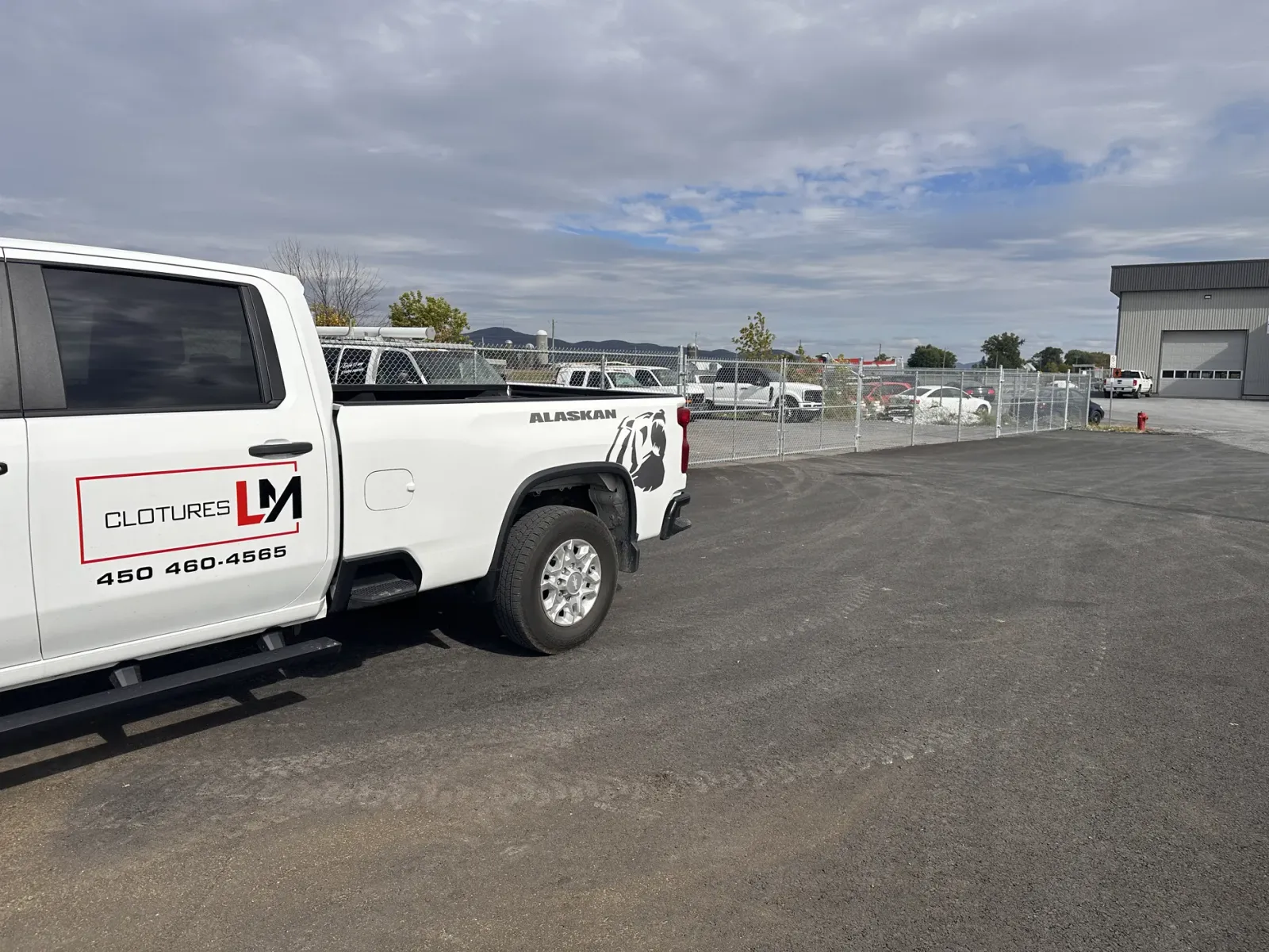 Camion Clôtures LM sur la Rive-Sud