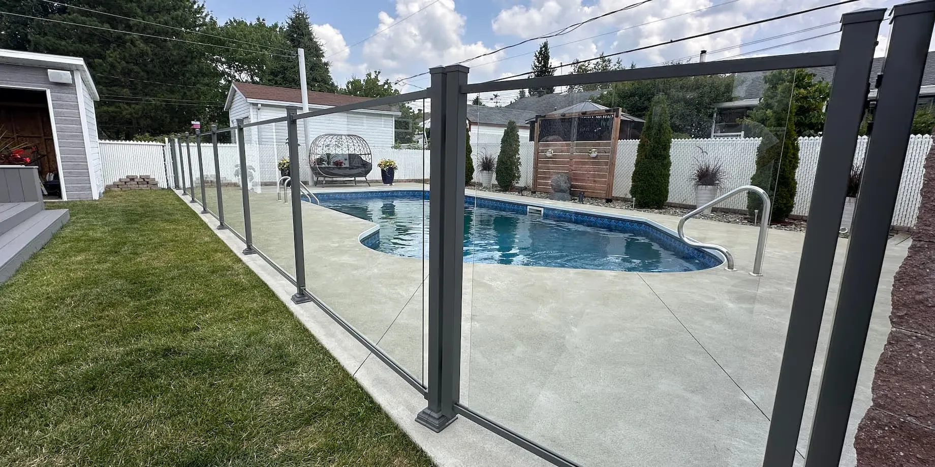 Clôture composite Gris Charbon installée dans une cour