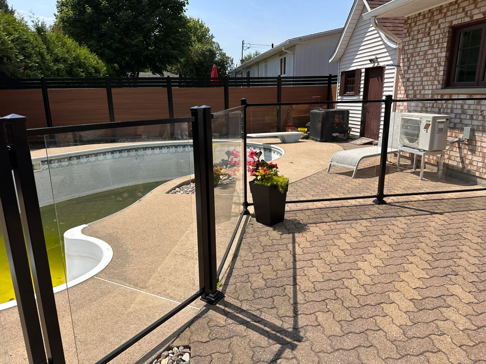 Clôture de verre trempé autour d'une piscine
