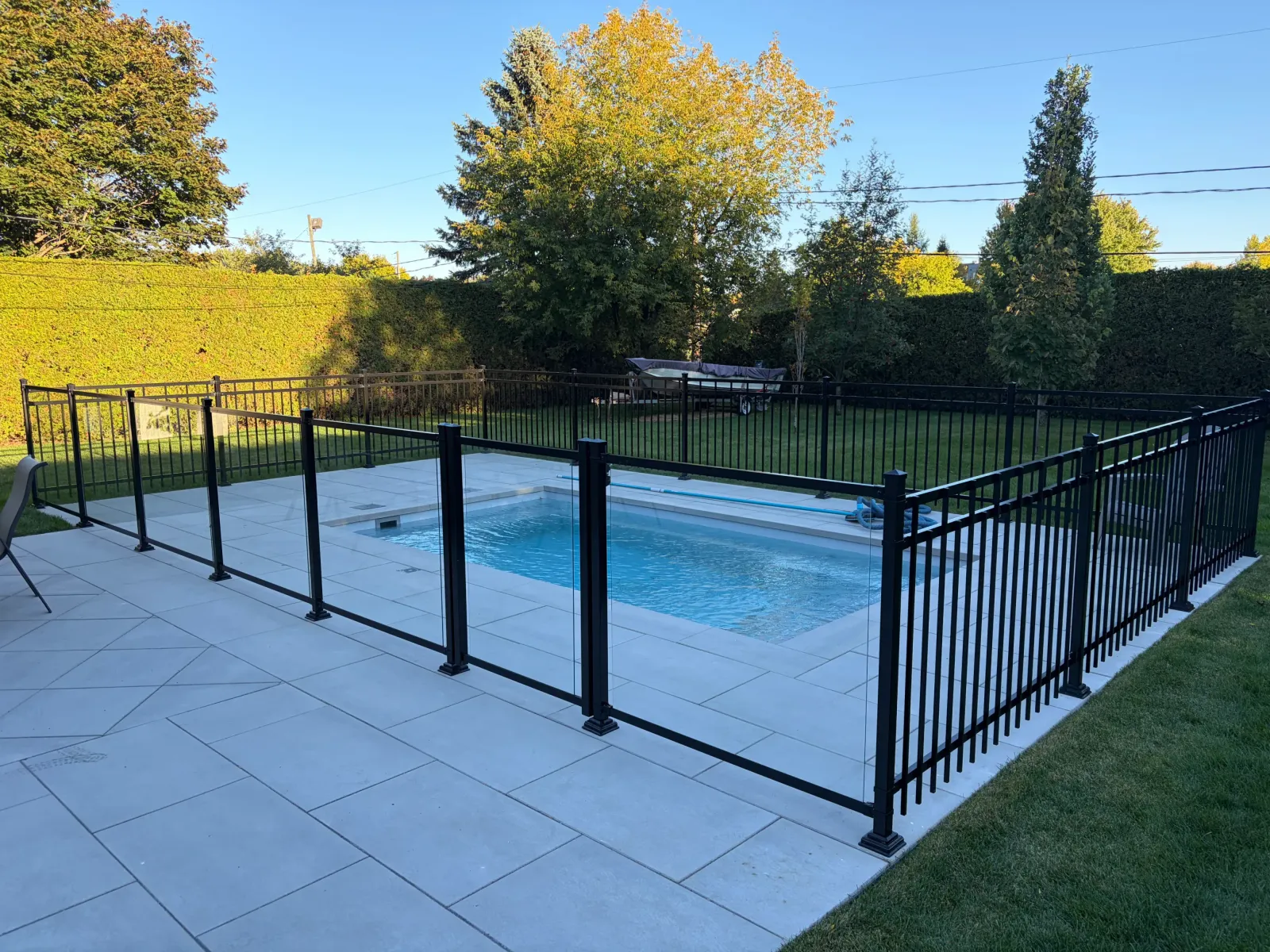 Clôture de verre et aluminium autour d'une piscine creusée