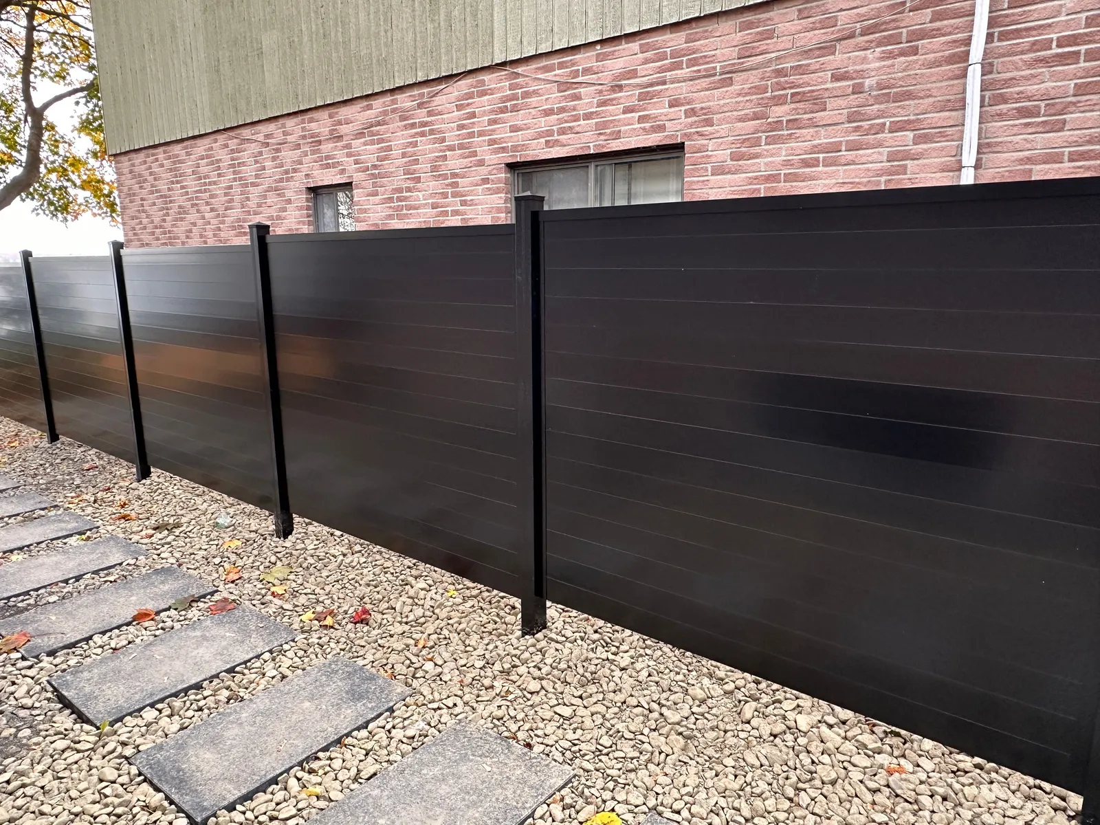 Clôture zen en aluminium avec panneaux horizontaux au bord de l'eau